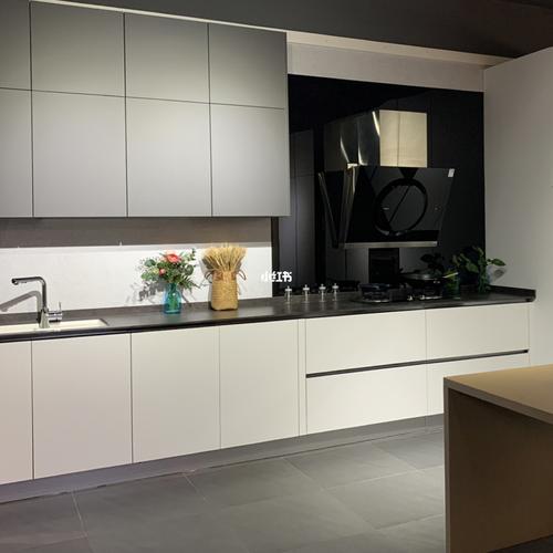 金辉世界城业主卢先生为项目经理王安斌赠送锦旗